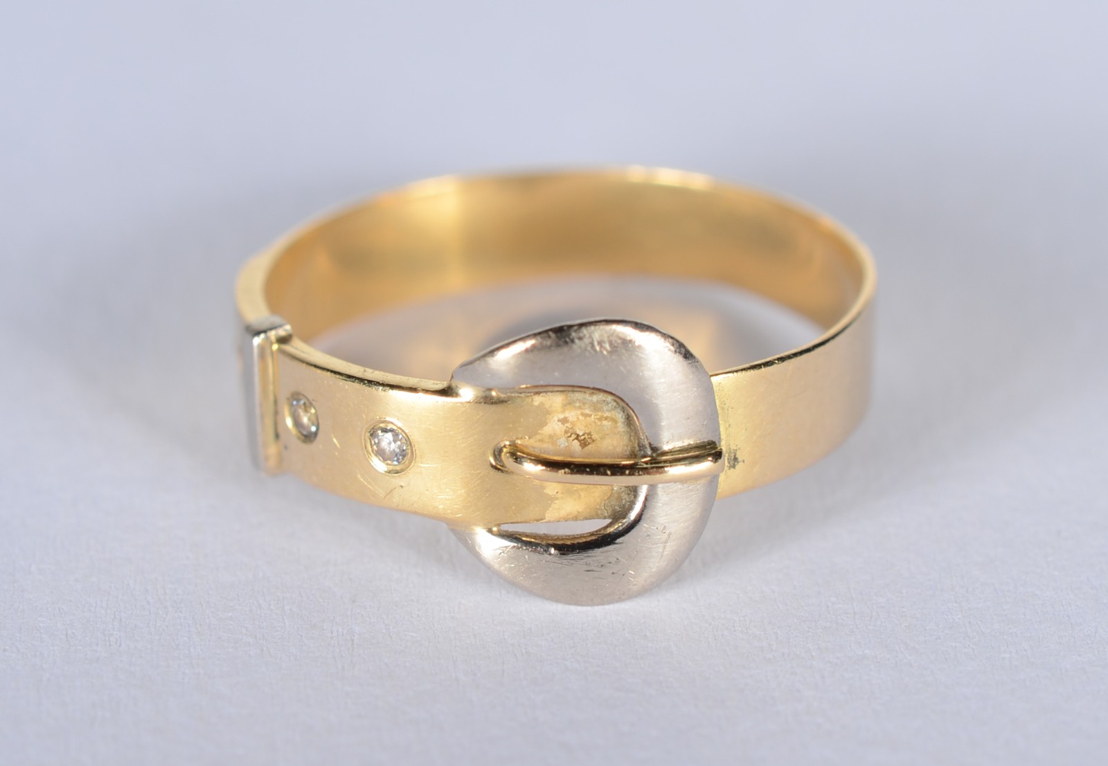 Anel de ouro 18 k., feitio fivela com quatro brilhantes, aro 18. (Por... - foto 1 de 5