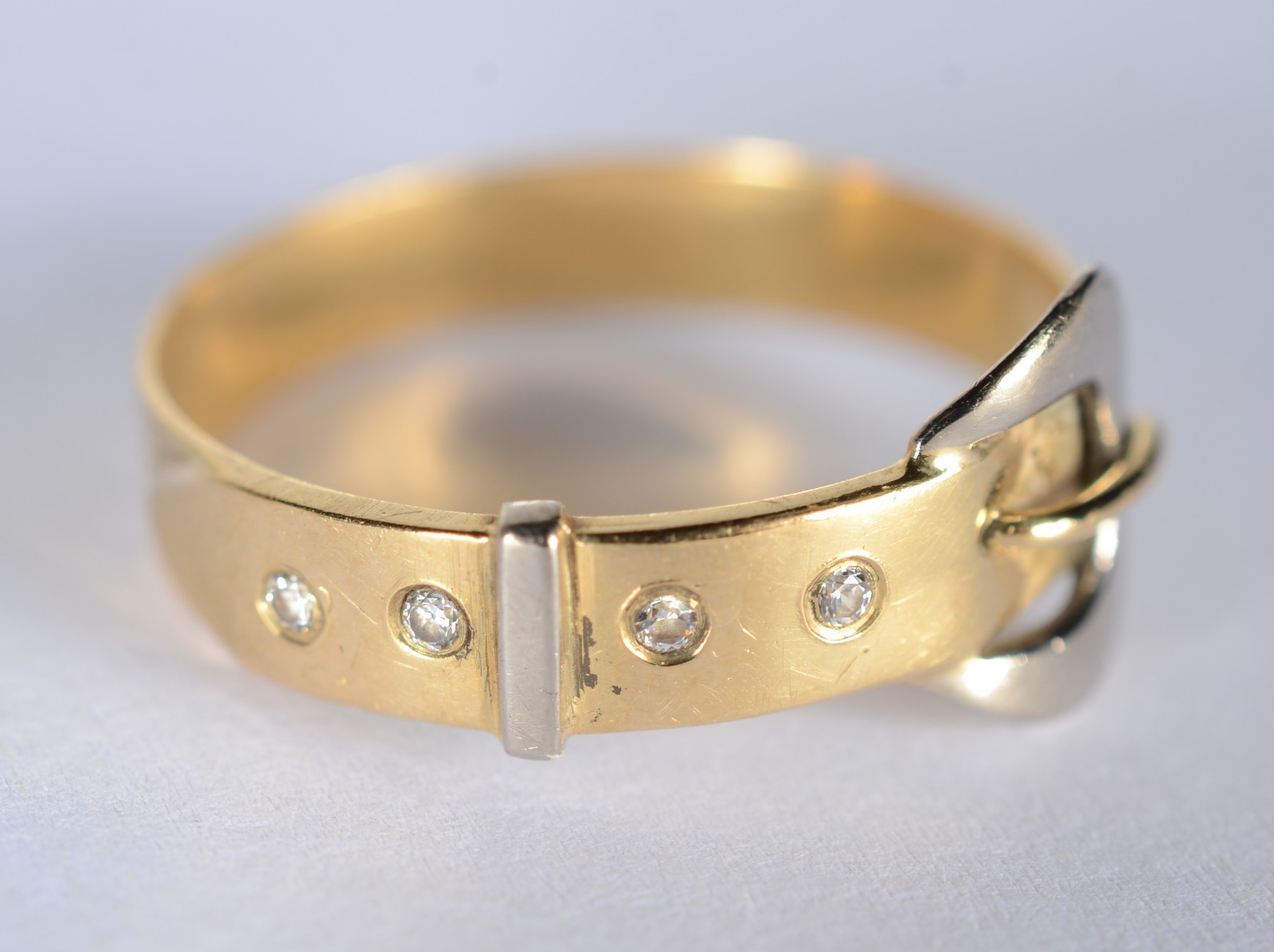 Anel de ouro 18 k., feitio fivela com quatro brilhantes, aro 18. (Por... - foto 2 de 5