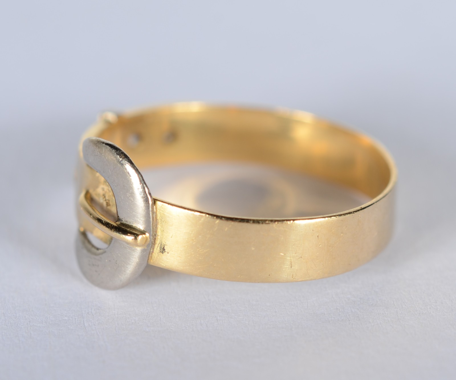 Anel de ouro 18 k., feitio fivela com quatro brilhantes, aro 18. (Por... - foto 3 de 5