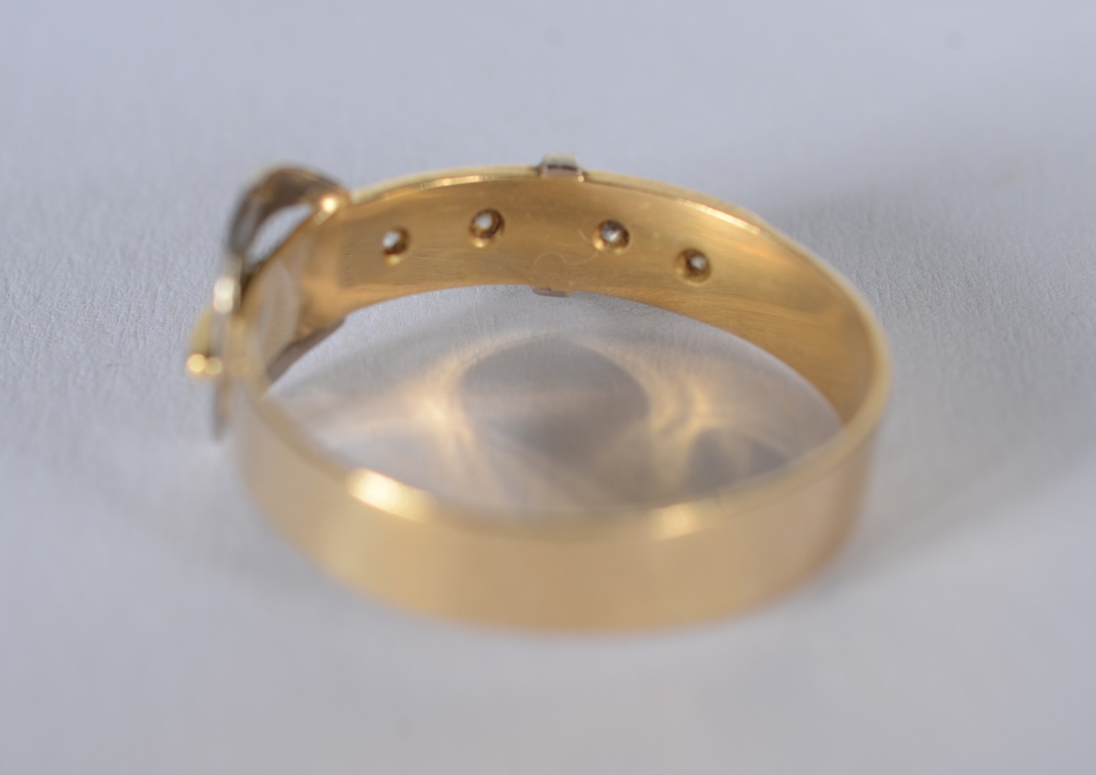Anel de ouro 18 k., feitio fivela com quatro brilhantes, aro 18. (Por... - foto 4 de 5