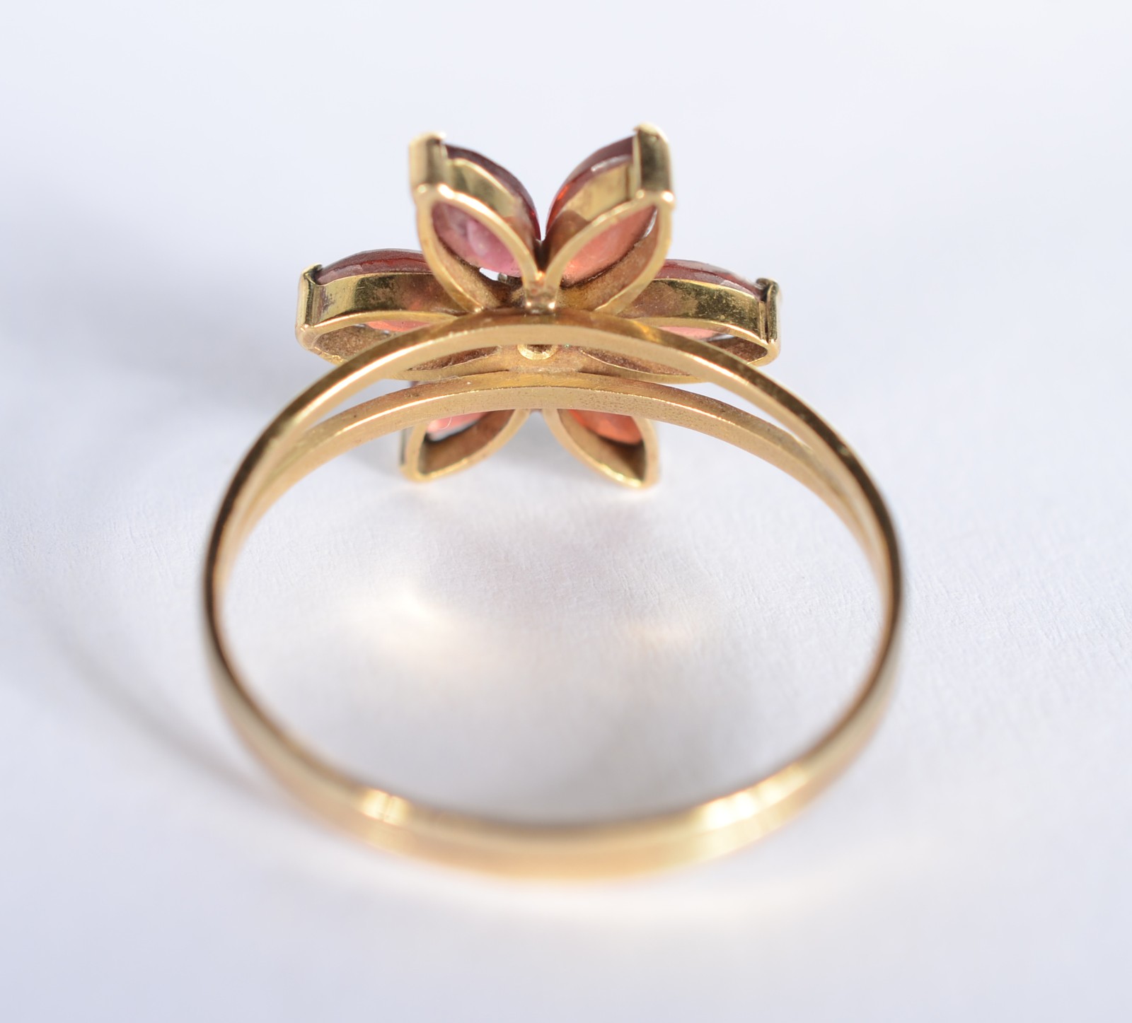 Anel de ouro 18 k., contraste 750 mls feitio flor com pedras e um... - foto 3 de 4