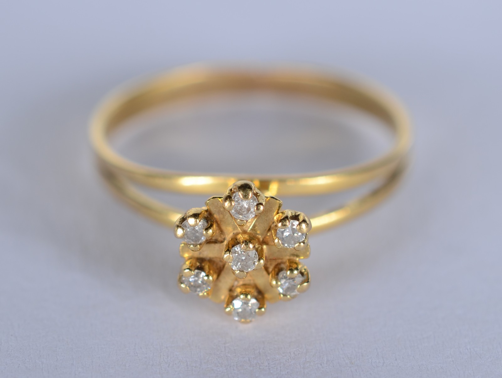 Anel de ouro 18 k., contraste 750 mls com seis brilhantes, aro 12... - foto 1 de 5