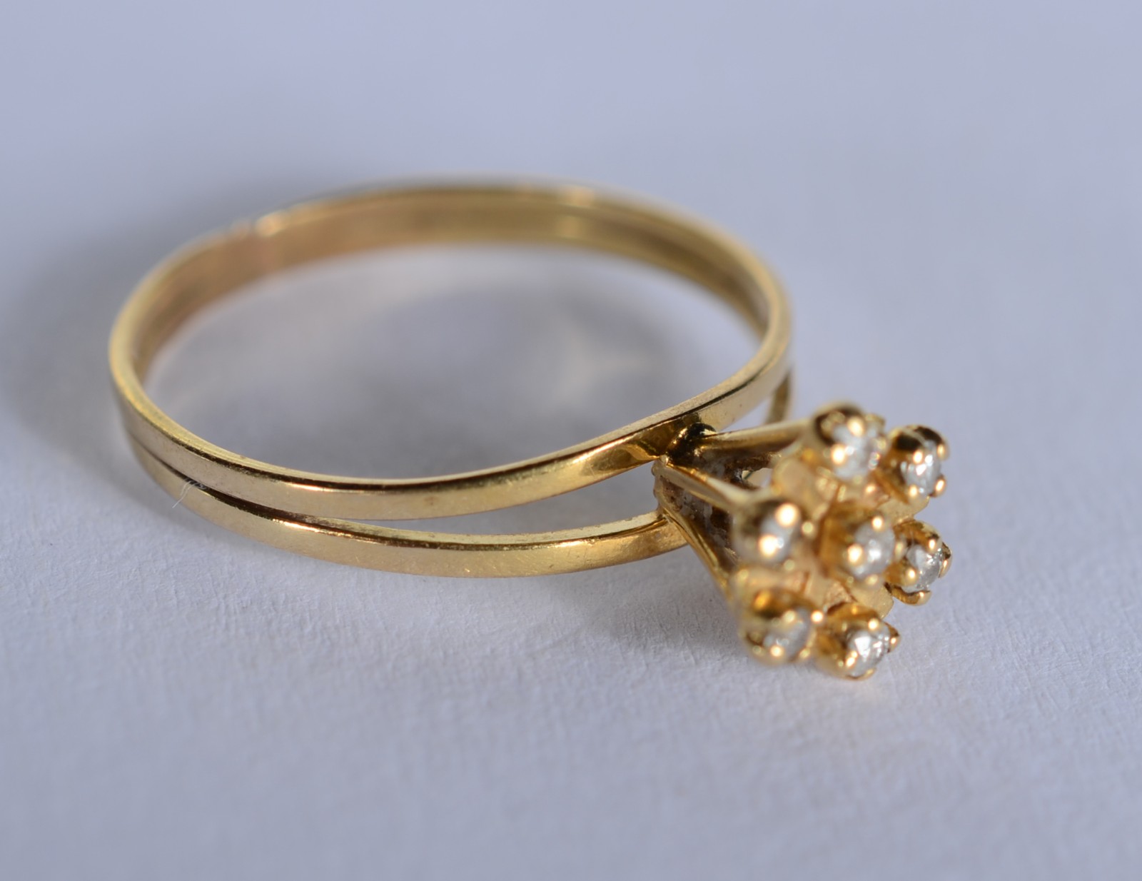 Anel de ouro 18 k., contraste 750 mls com seis brilhantes, aro 12... - foto 2 de 5