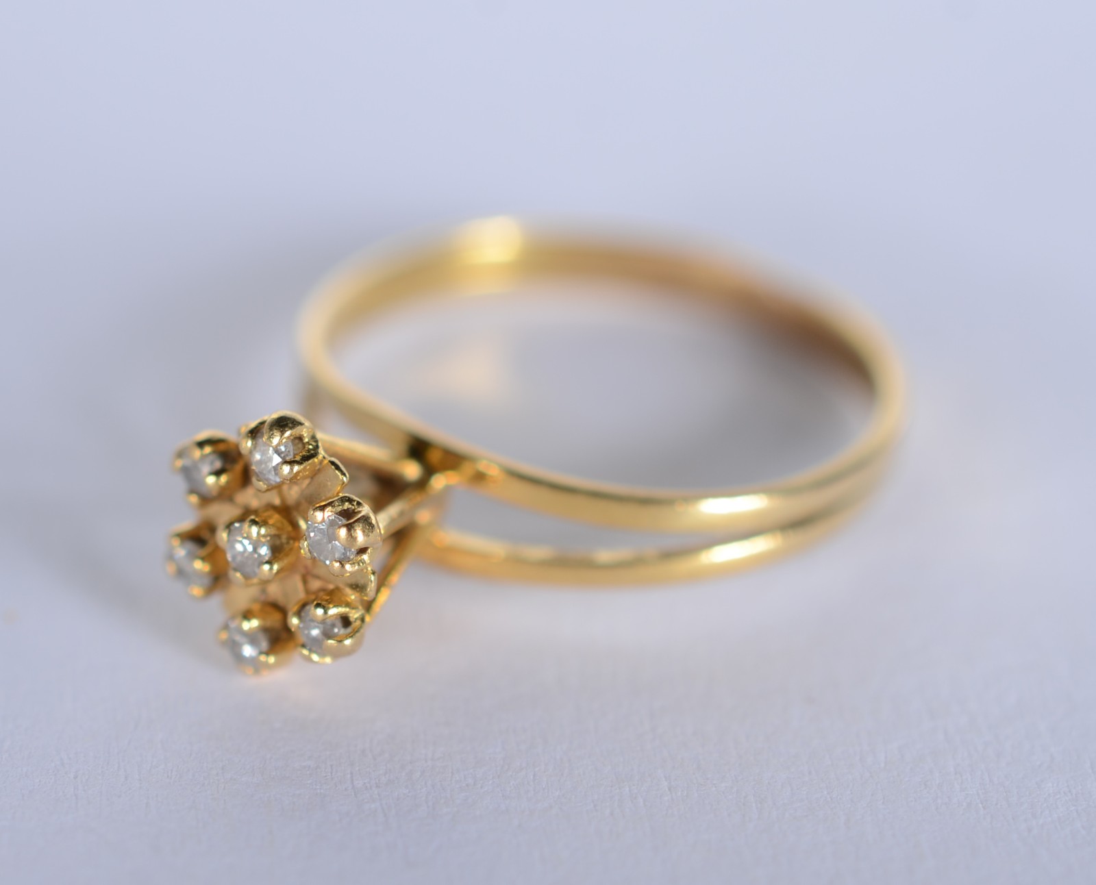 Anel de ouro 18 k., contraste 750 mls com seis brilhantes, aro 12... - foto 3 de 5