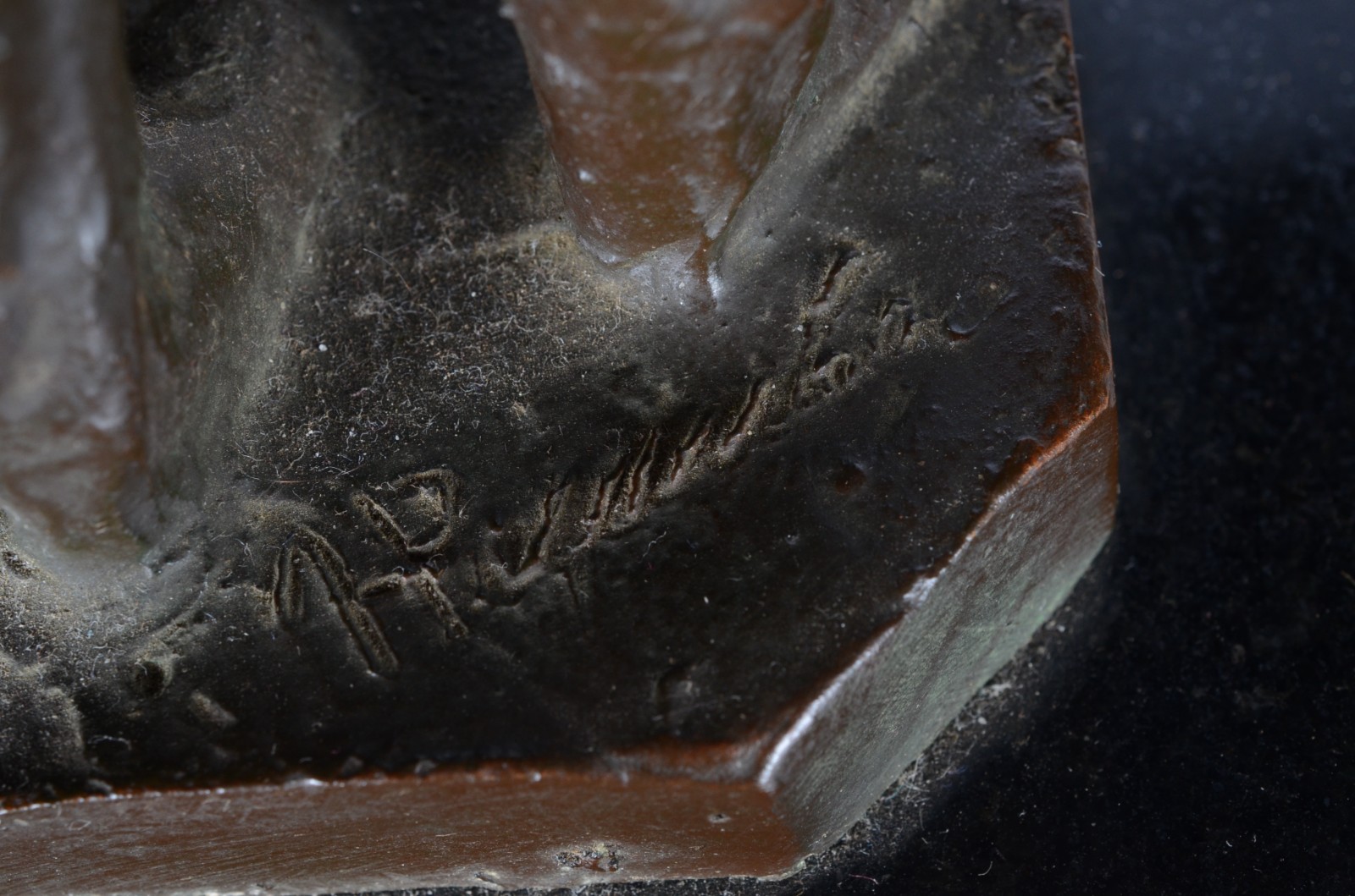 Escultura de bronze patinado representando "O Mascate", base de... - foto 8 de 9