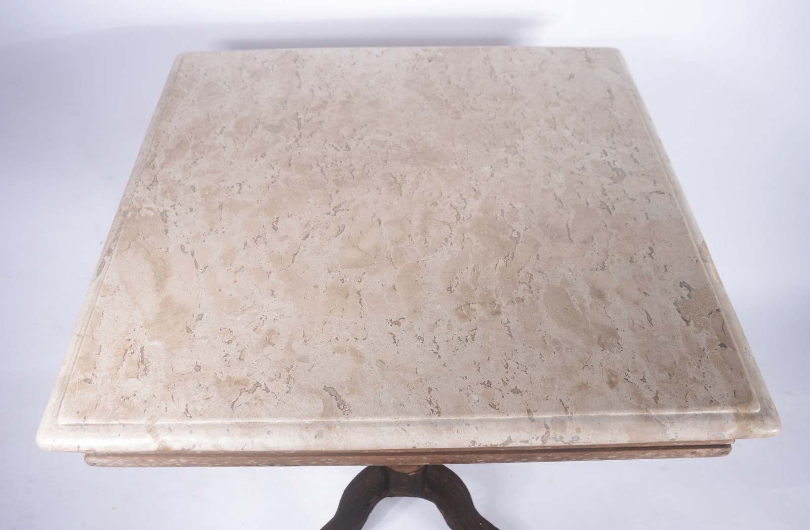 Mesa de bar em madeira com pés de metal e tampo de mármore. Mármore... - foto 6 de 6
