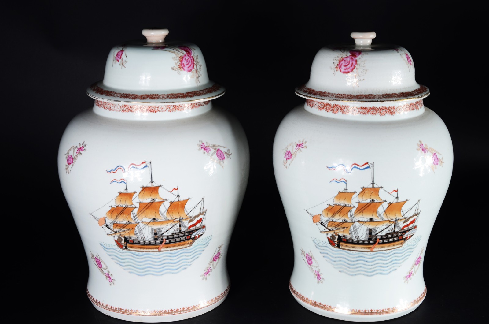 Par de potiches de porcelana decorados com figuras de navios em... - foto 1 de 6