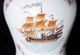 Par de potiches de porcelana decorados com figu... - Par de potiches de porcelana decorados com figuras de navios em policromia e flores cor de rosa. Tampa de um dos potiches com  fio de cabelo.