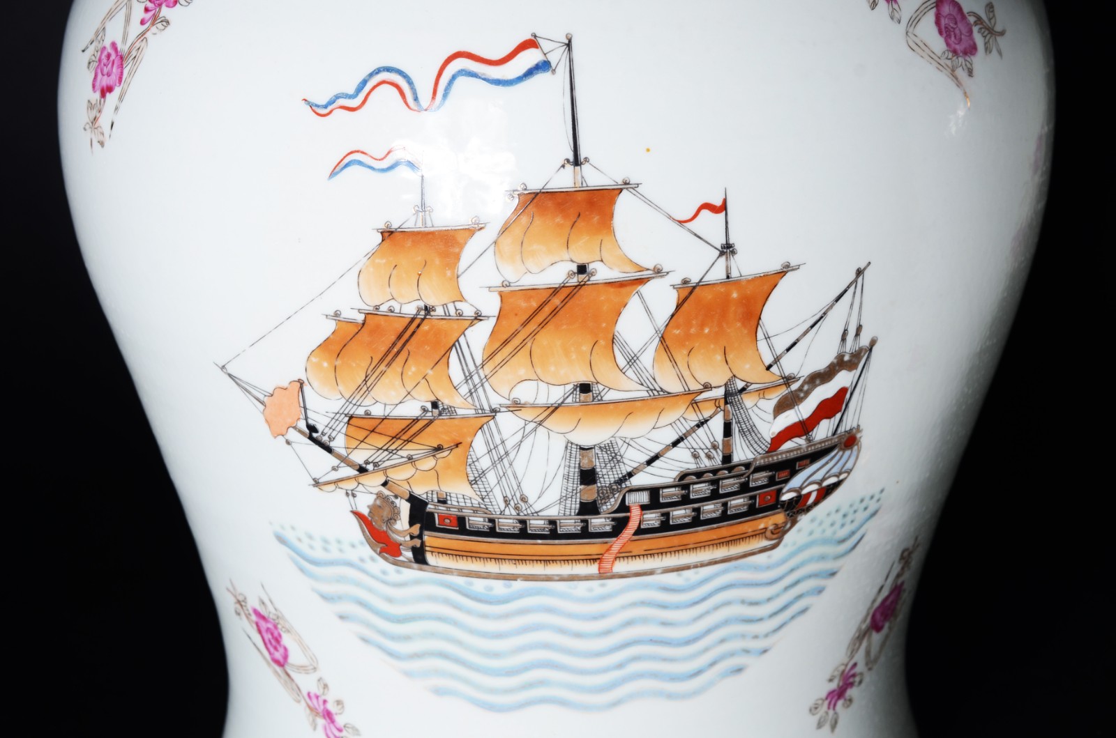 Par de potiches de porcelana decorados com figuras de navios em... - foto 2 de 6