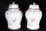 Par de potiches de porcelana decorados com figu... - Par de potiches de porcelana decorados com figuras de navios em policromia e flores cor de rosa. Tampa de um dos potiches com  fio de cabelo.