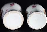 Par de potiches de porcelana decorados com figu... - Par de potiches de porcelana decorados com figuras de navios em policromia e flores cor de rosa. Tampa de um dos potiches com  fio de cabelo.