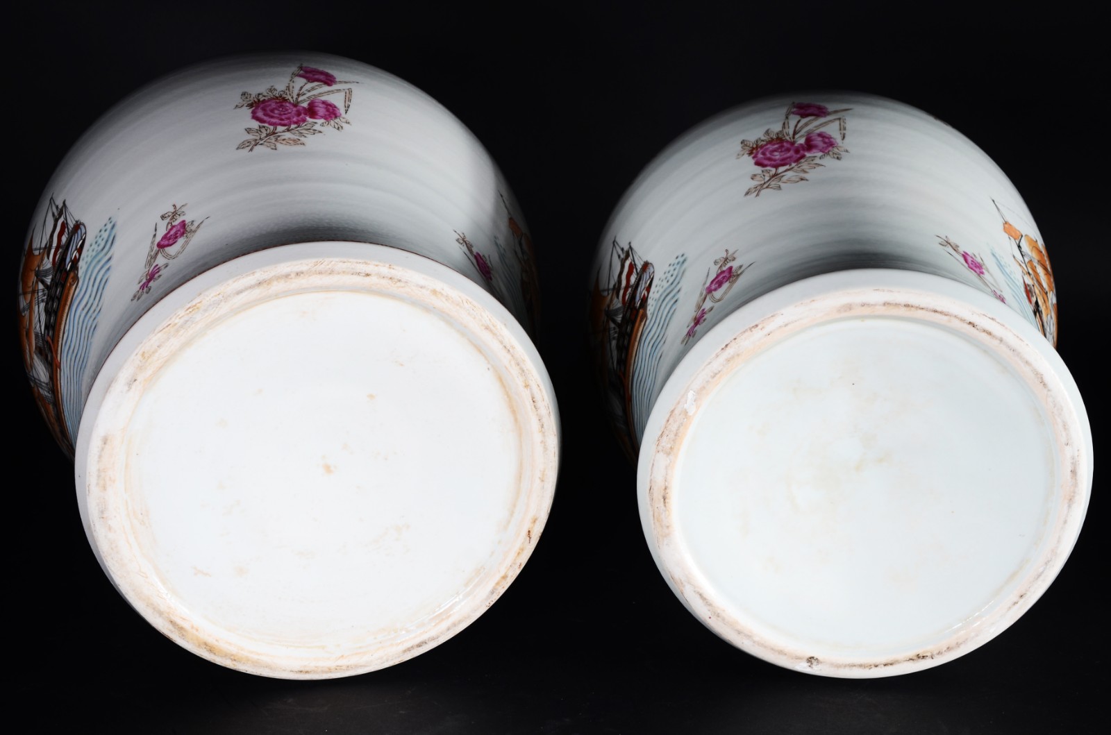 Par de potiches de porcelana decorados com figuras de navios em... - foto 4 de 6