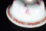Par de potiches de porcelana decorados com figu... - Par de potiches de porcelana decorados com figuras de navios em policromia e flores cor de rosa. Tampa de um dos potiches com  fio de cabelo.