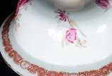 Par de potiches de porcelana decorados com figu... - Par de potiches de porcelana decorados com figuras de navios em policromia e flores cor de rosa. Tampa de um dos potiches com  fio de cabelo.