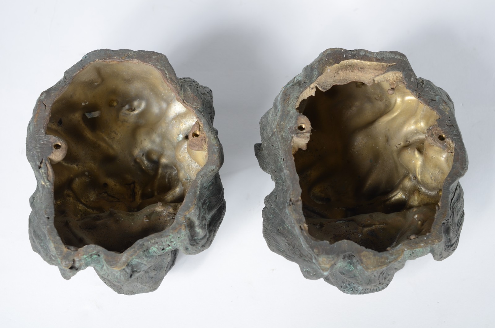 Par de esculturas de bronze na forma de caras de animais. - foto 2 de 2