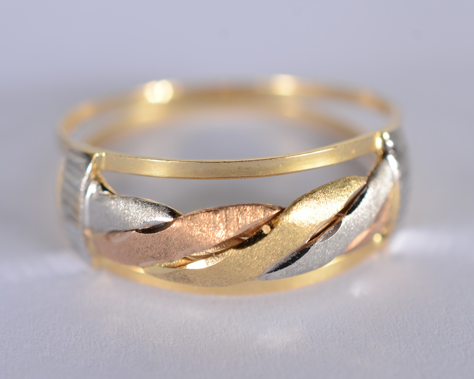 Anel de ouro 18 k., contraste 750 mls, aro 19. (Por motivos de... - foto 1 de 4