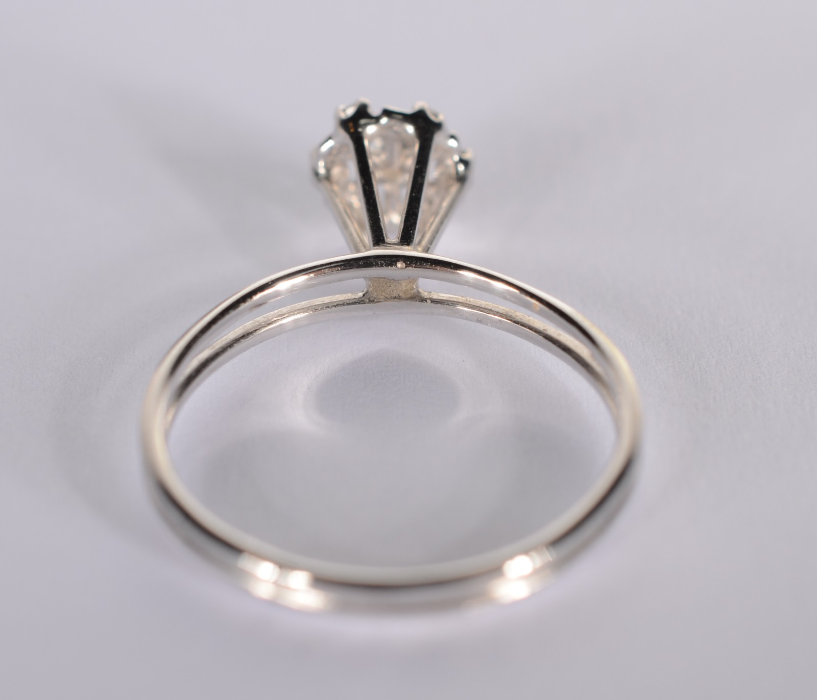 Anel de ouro branco feitio chuveiro com seis brilhantes, aro 15. (Por... - foto 2 de 3