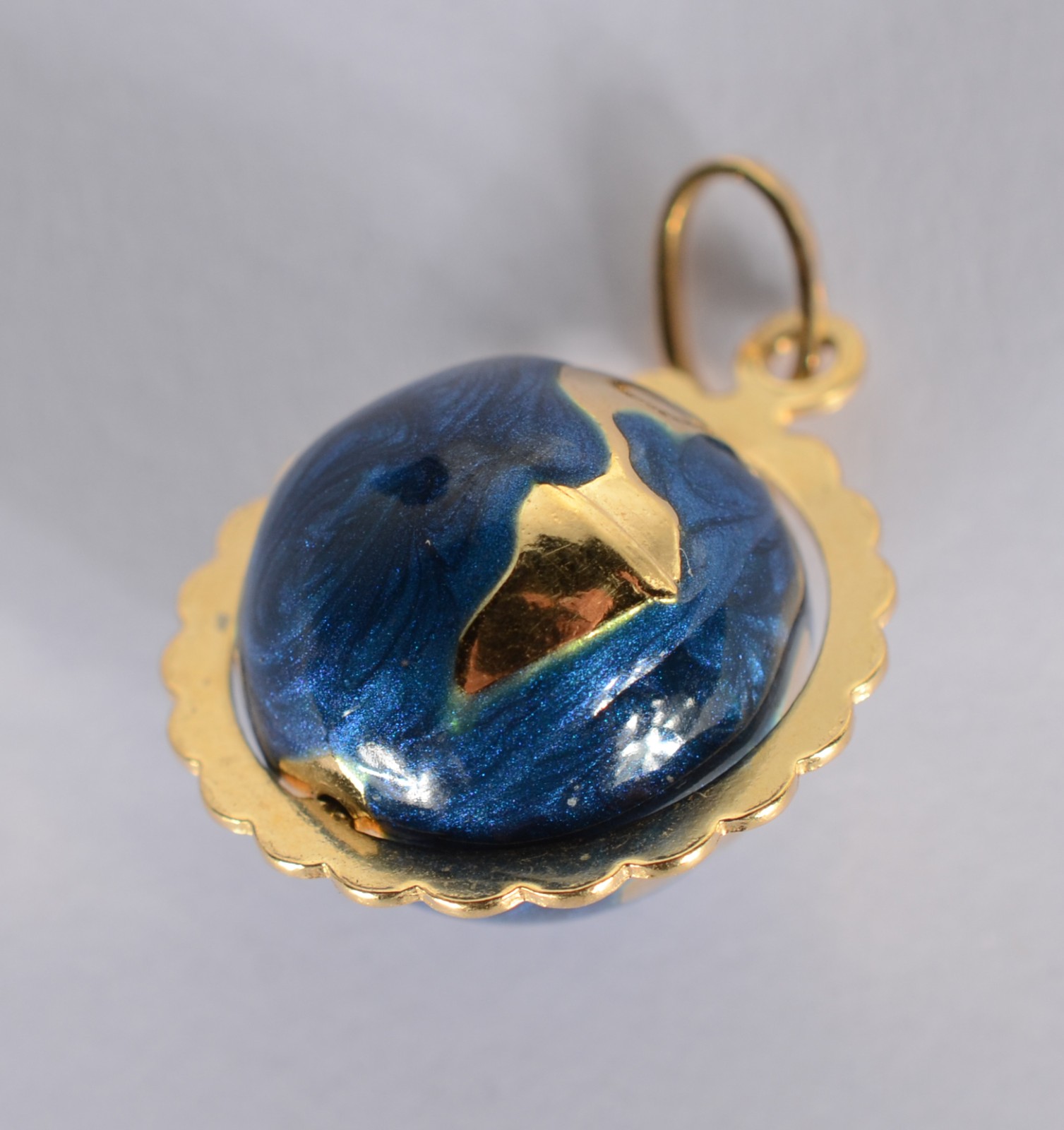 Pendente de ouro 18 k., feitio globo com esmalte contraste 750 mls... - foto 1 de 3