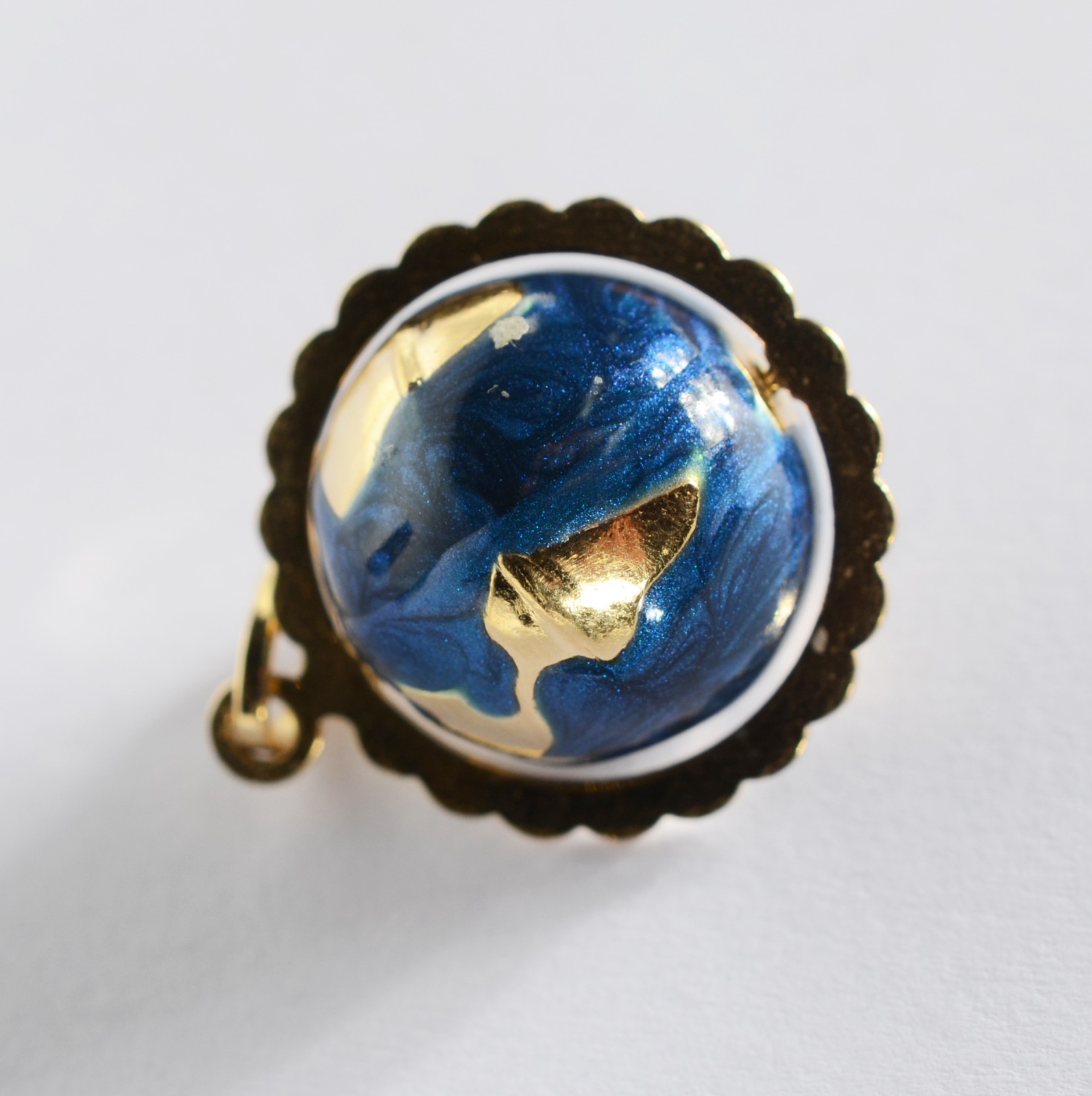 Pendente de ouro 18 k., feitio globo com esmalte contraste 750 mls... - foto 2 de 3