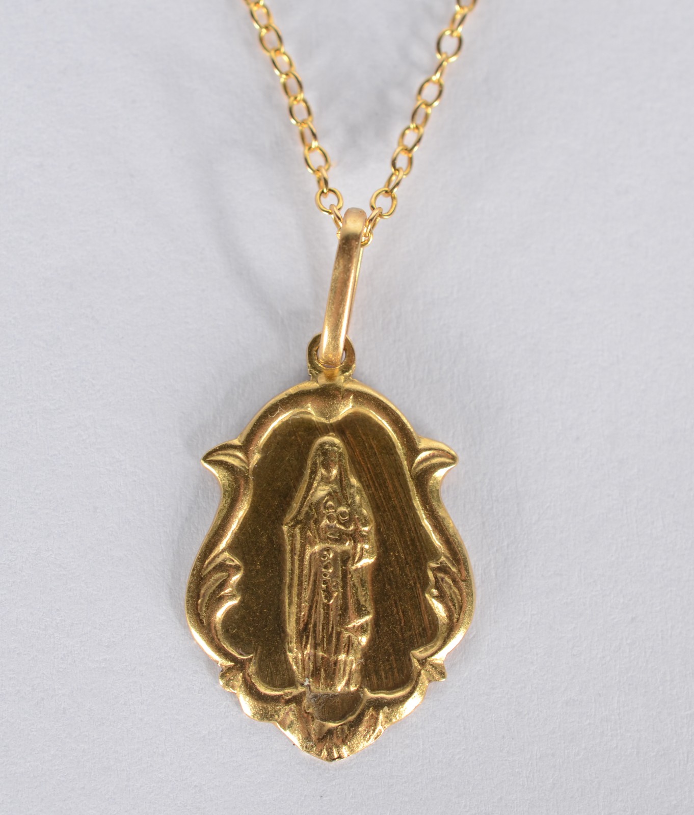 Colar de ouro 18 k., com pendente sacro. (Por motivos de segurança a... - foto 1 de 5