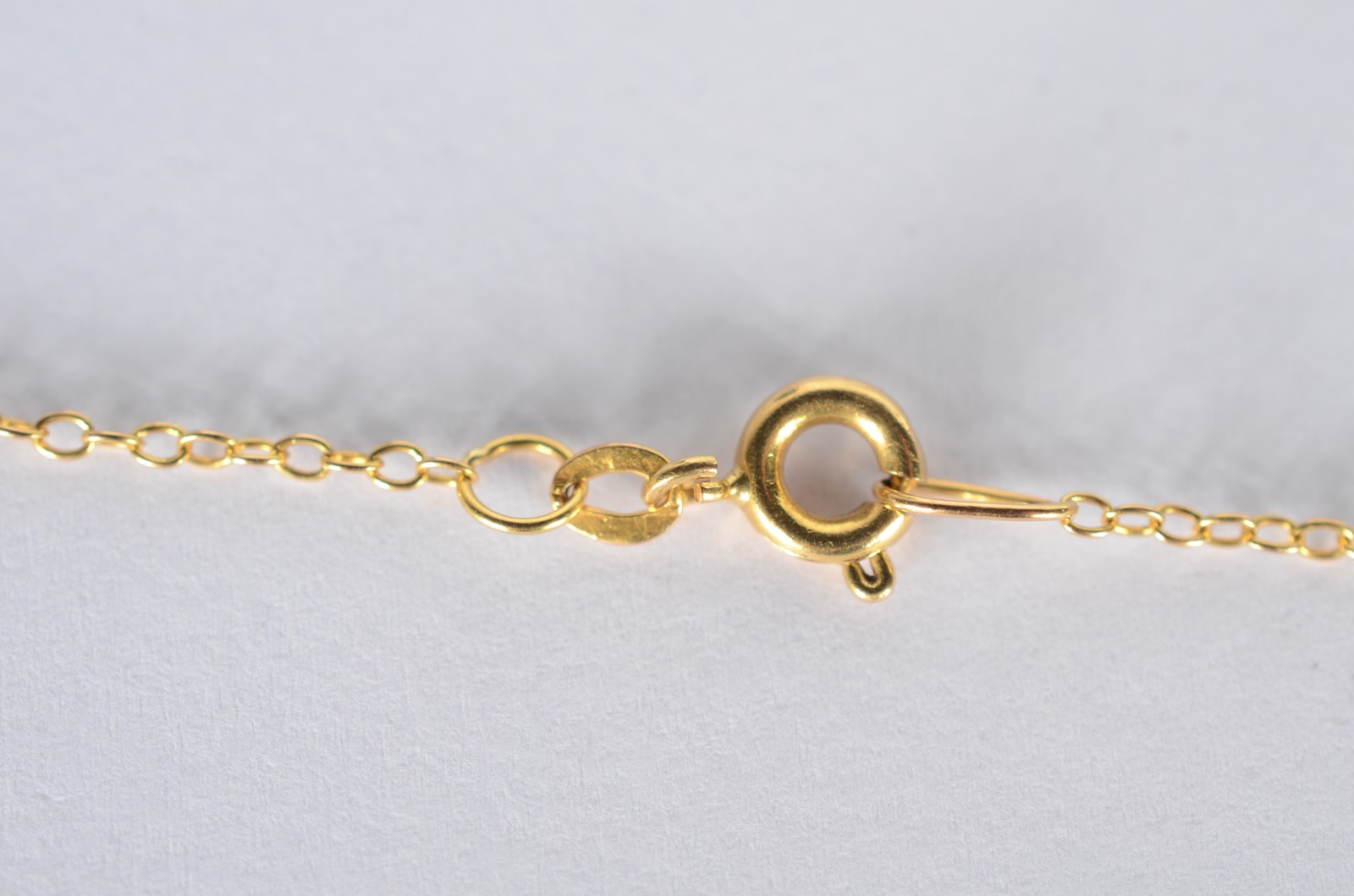 Colar de ouro 18 k., com pendente sacro. (Por motivos de segurança a... - foto 3 de 5