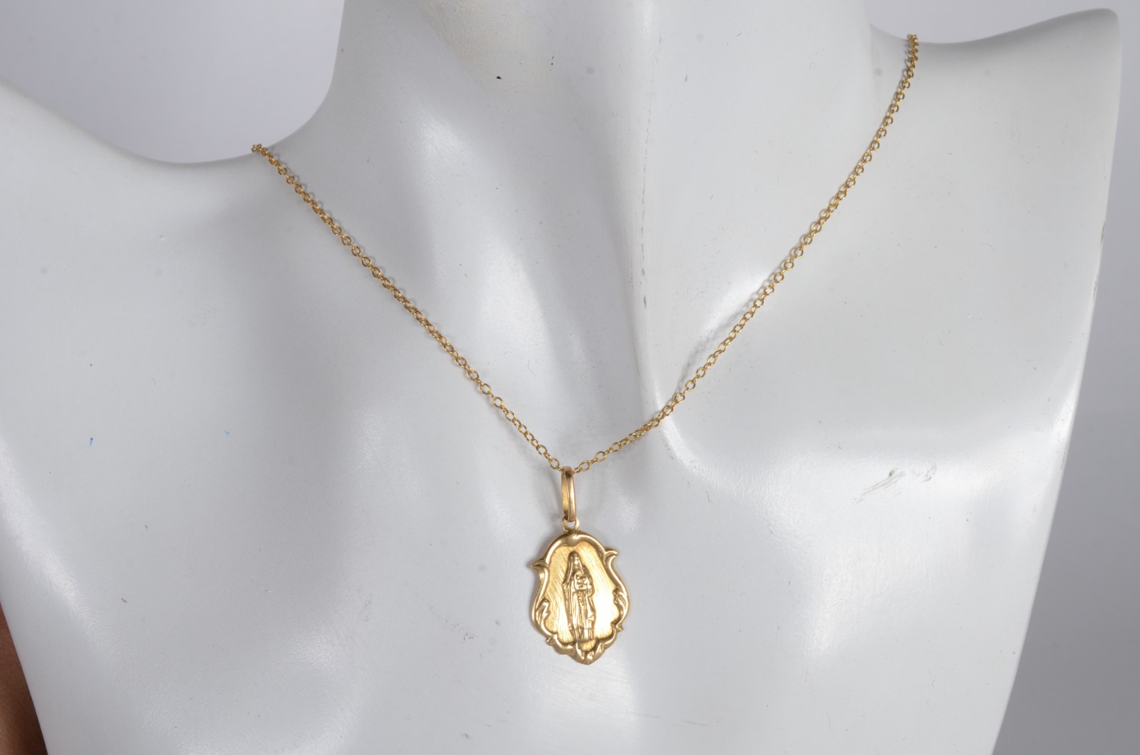 Colar de ouro 18 k., com pendente sacro. (Por motivos de segurança a... - foto 5 de 5