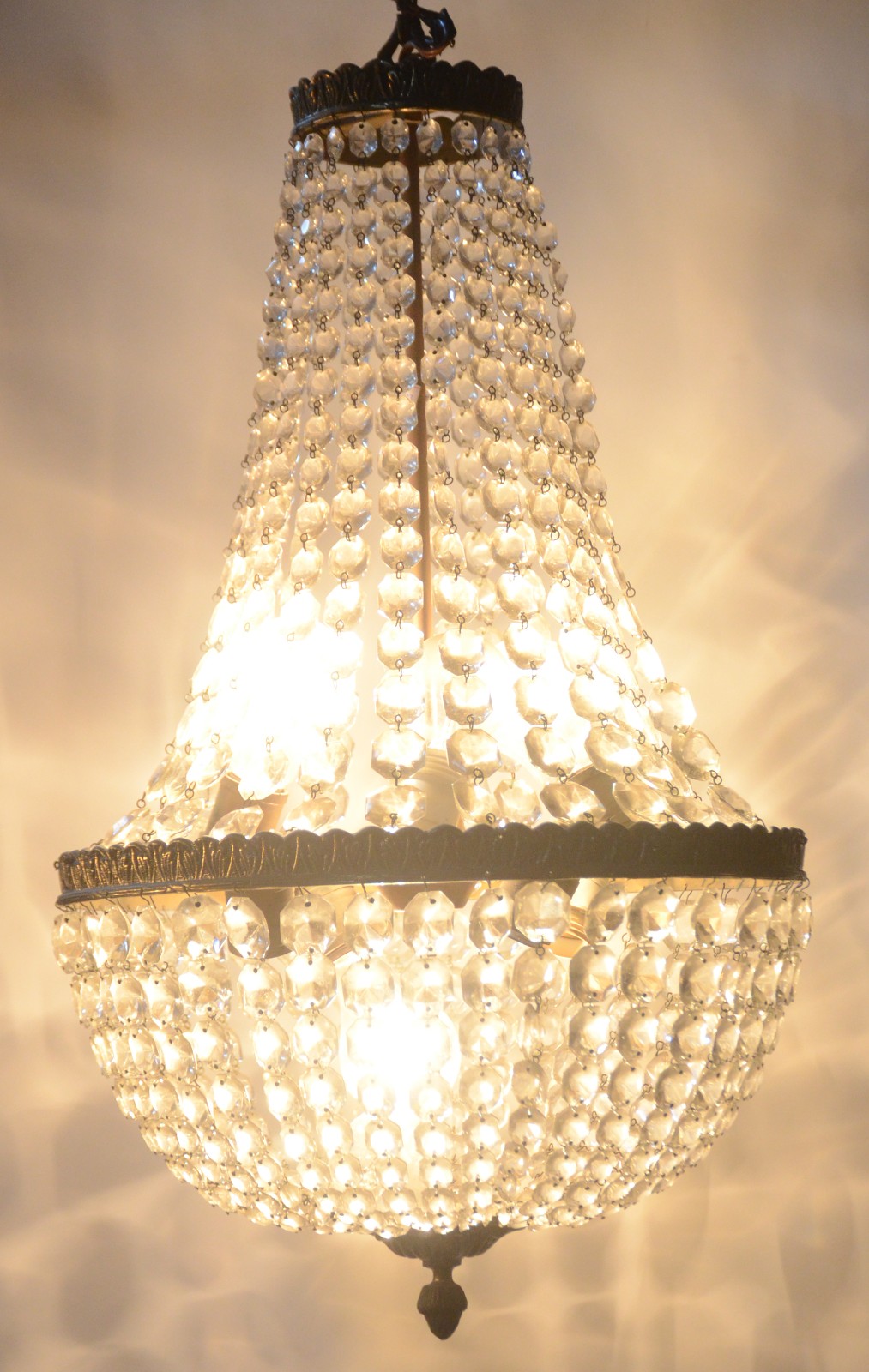 Lustre estilo Império feitio pera, estrutura de metal e contas de... - foto 1 de 5