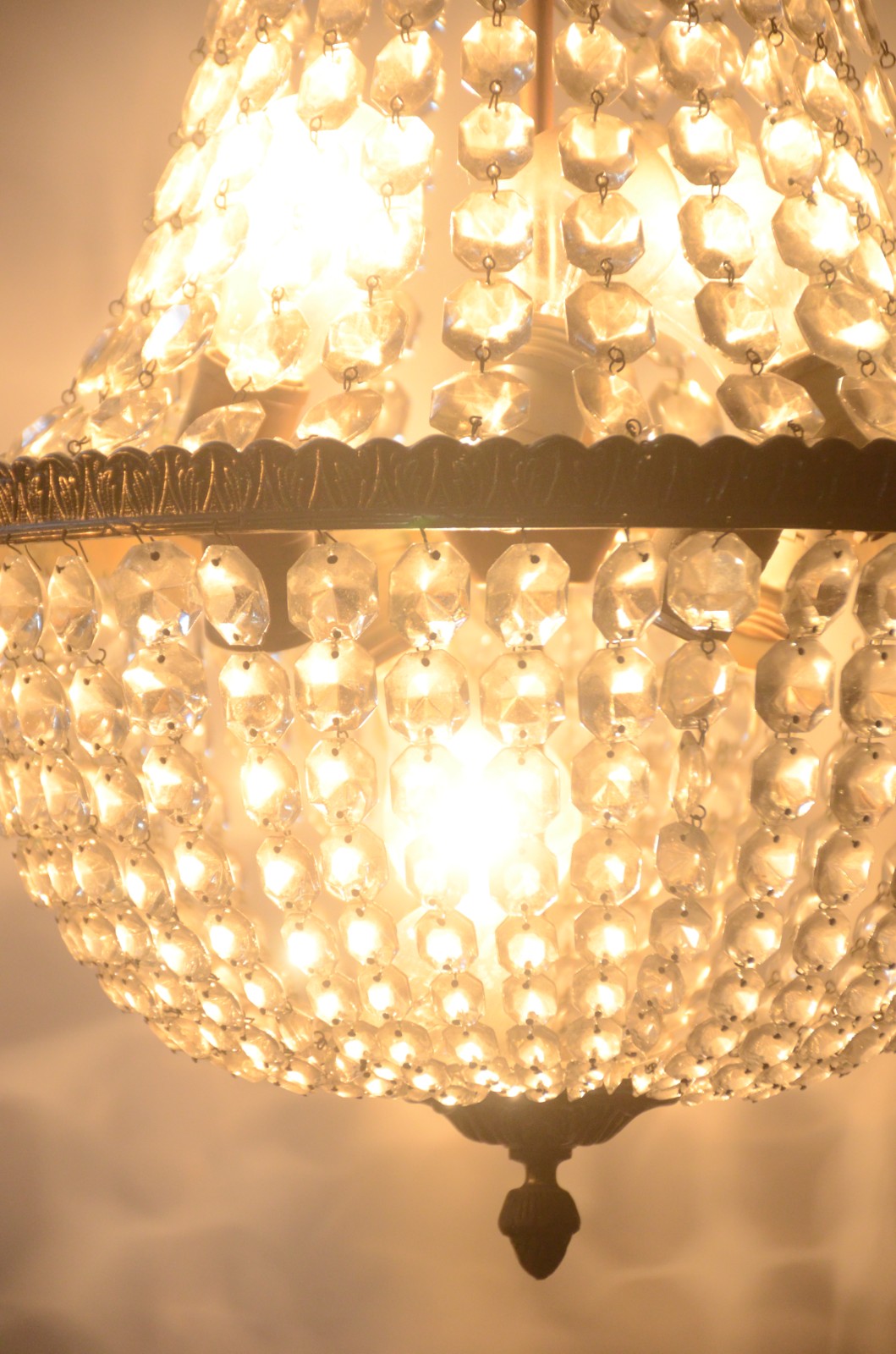Lustre estilo Império feitio pera, estrutura de metal e contas de... - foto 2 de 5