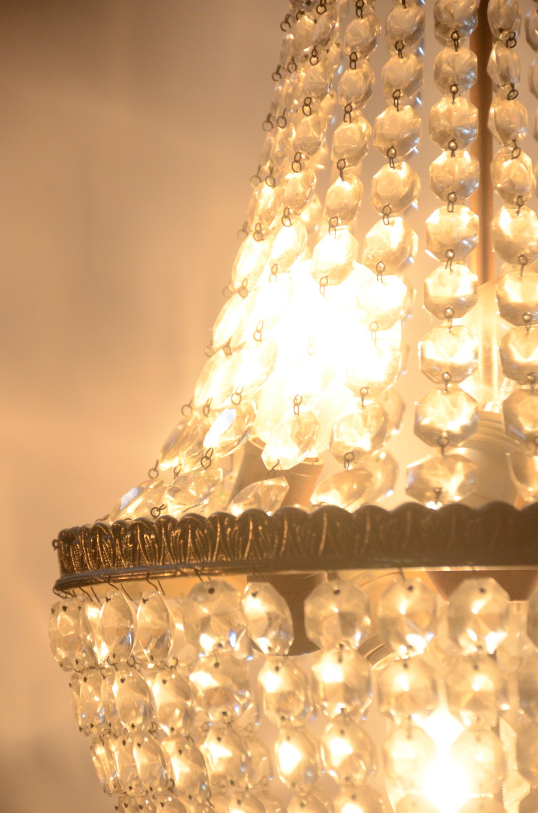 Lustre estilo Império feitio pera, estrutura de metal e contas de... - foto 3 de 5