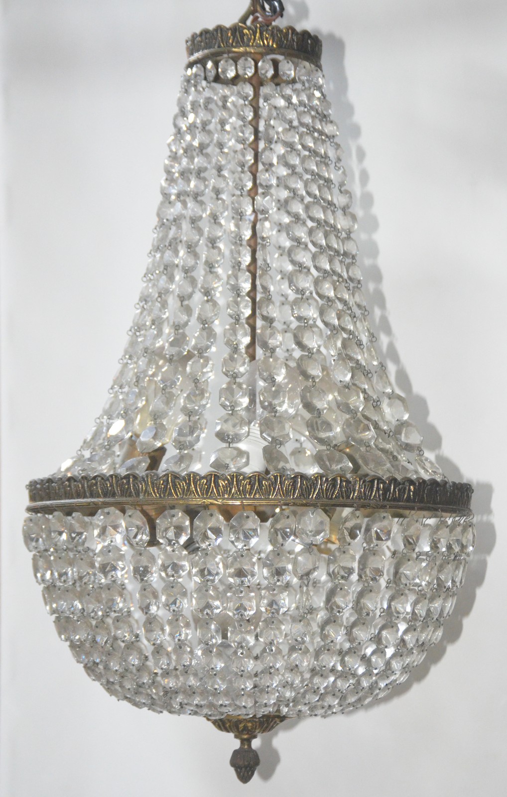 Lustre estilo Império feitio pera, estrutura de metal e contas de... - foto 4 de 5