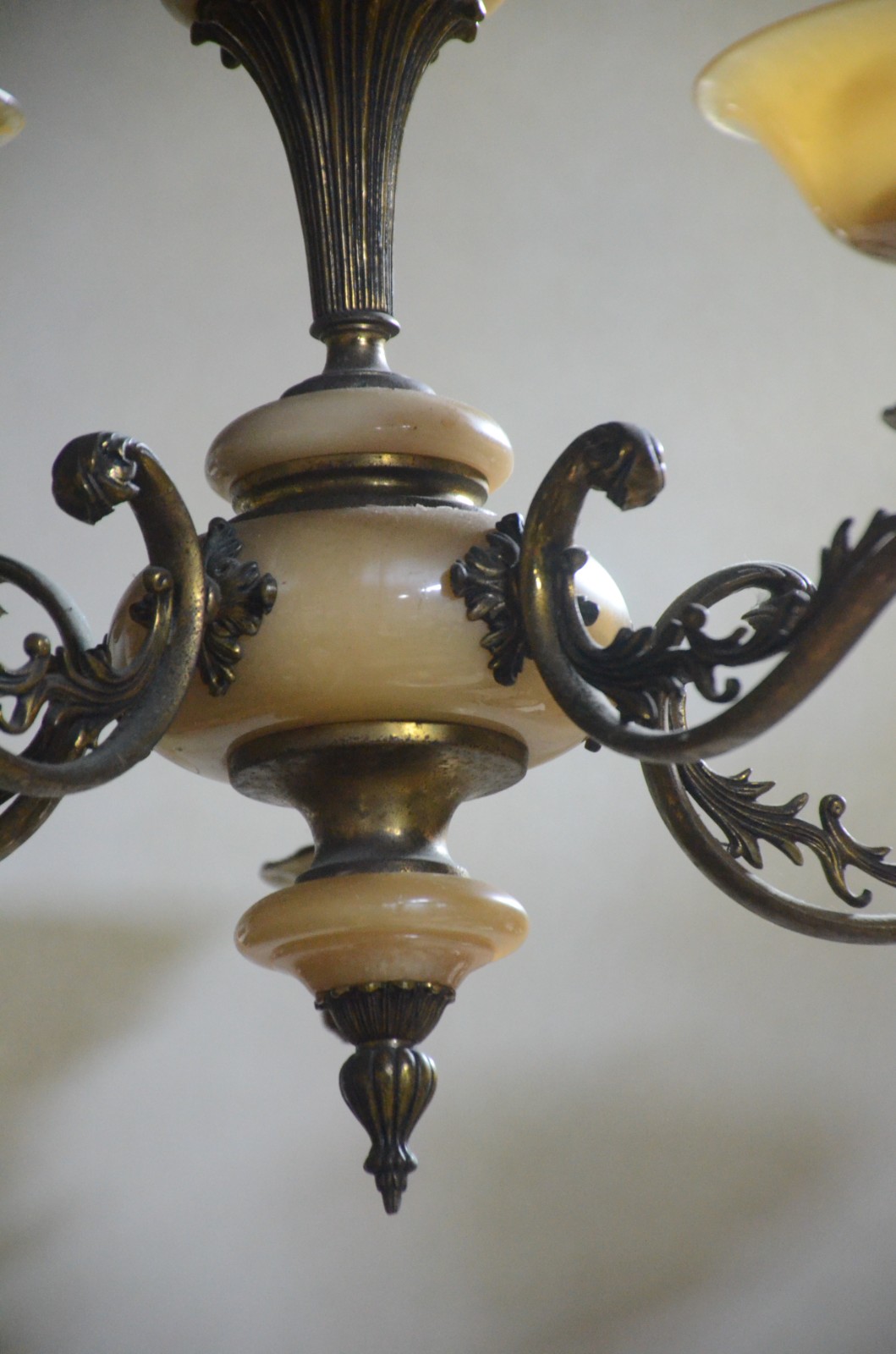 Lustre de metal para 5 luzes com mangas de resina simulando alabastro. - foto 8 de 8
