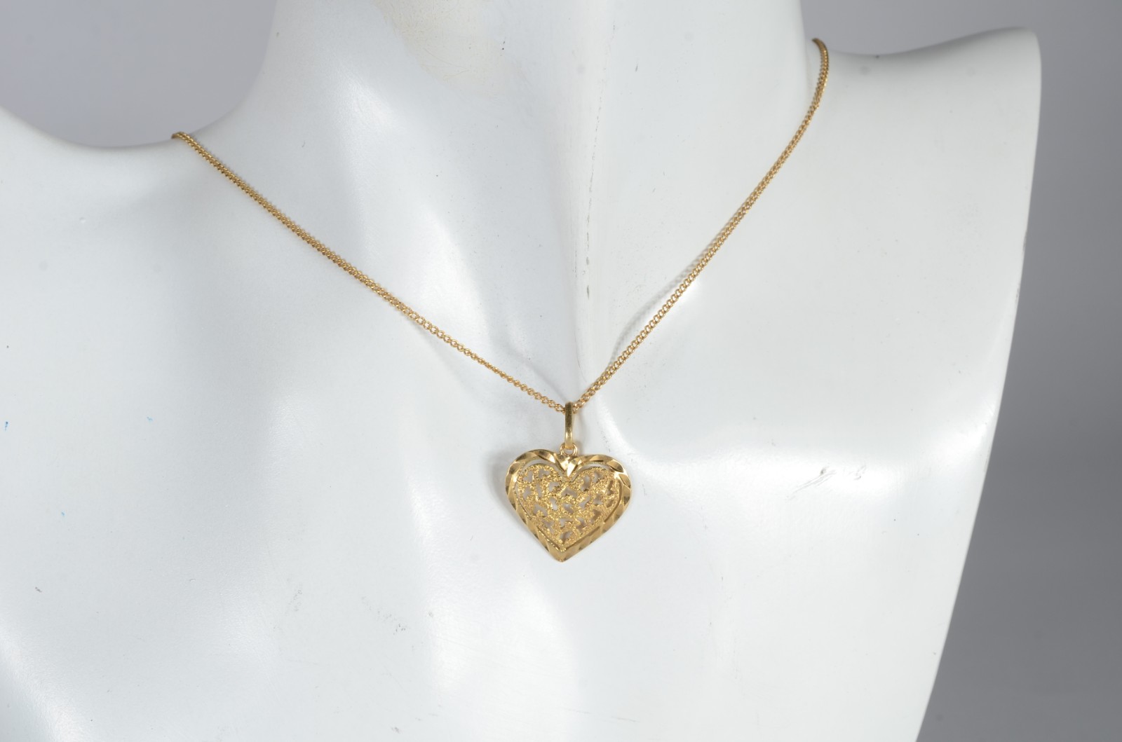 Colar de ouro 18 k., com pendente feitio coração. (Por motivos de... - foto 1 de 5