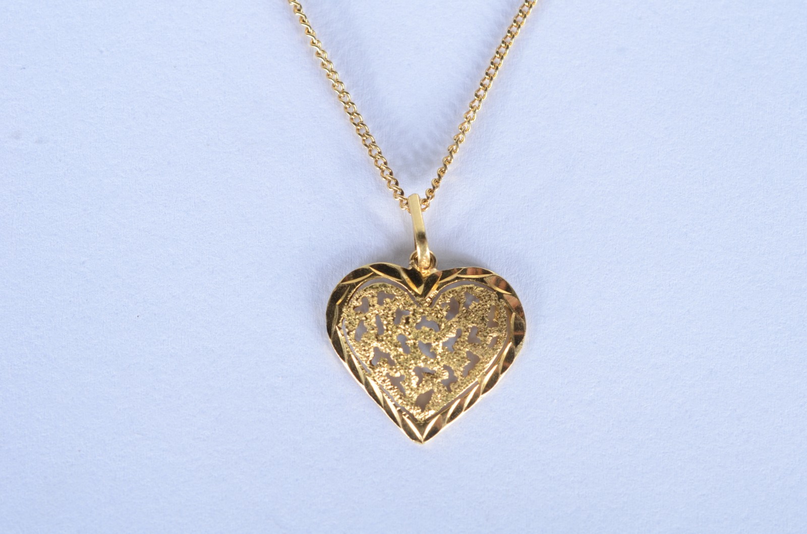 Colar de ouro 18 k., com pendente feitio coração. (Por motivos de... - foto 2 de 5