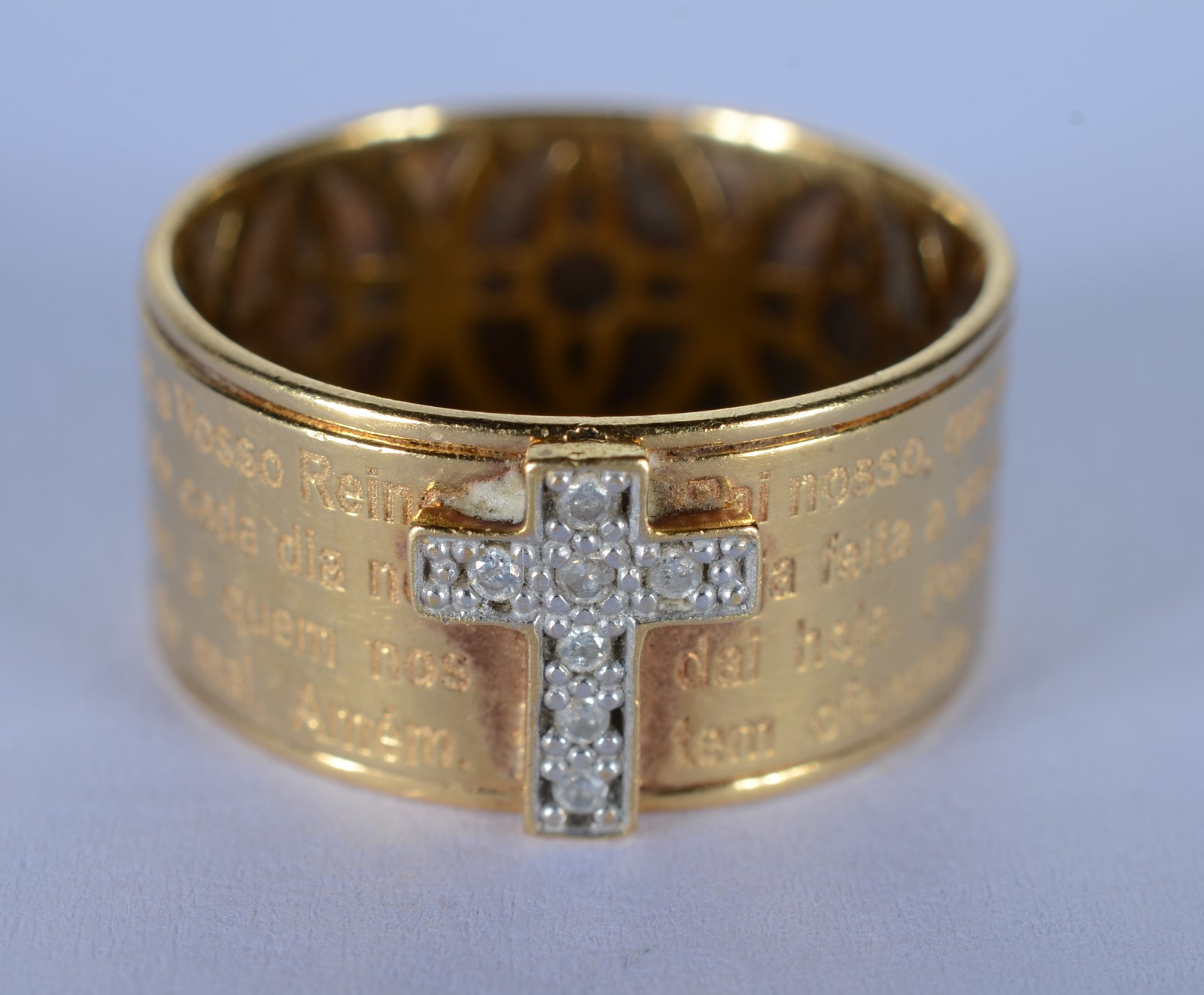 Anel de ouro 18 k., contraste 750 mls com descrições sacras e cruz... - foto 4 de 5