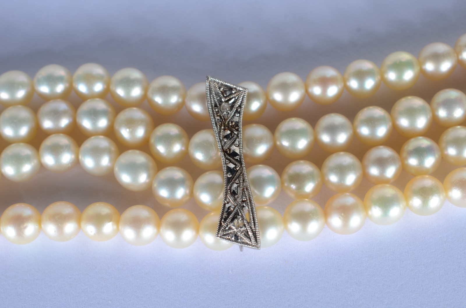 Pulseira de perolas com quatro "travessões" de ouro branco. (Por... - foto 3 de 10