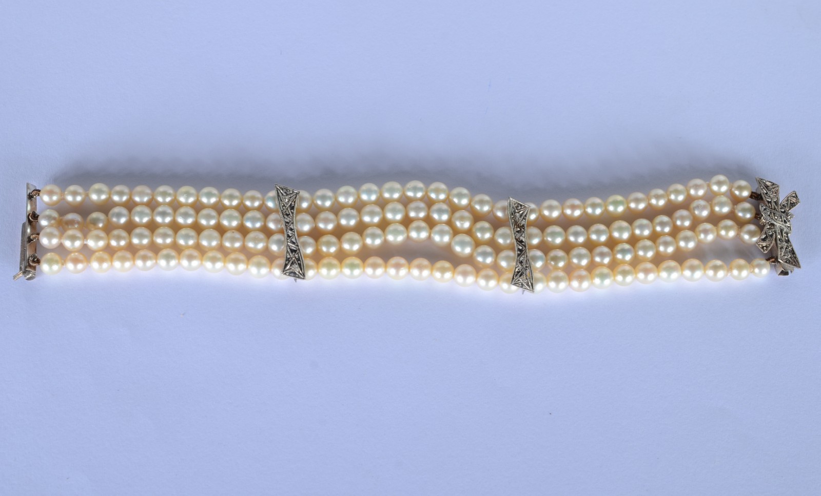 Pulseira de perolas com quatro "travessões" de ouro branco. (Por... - foto 2 de 10