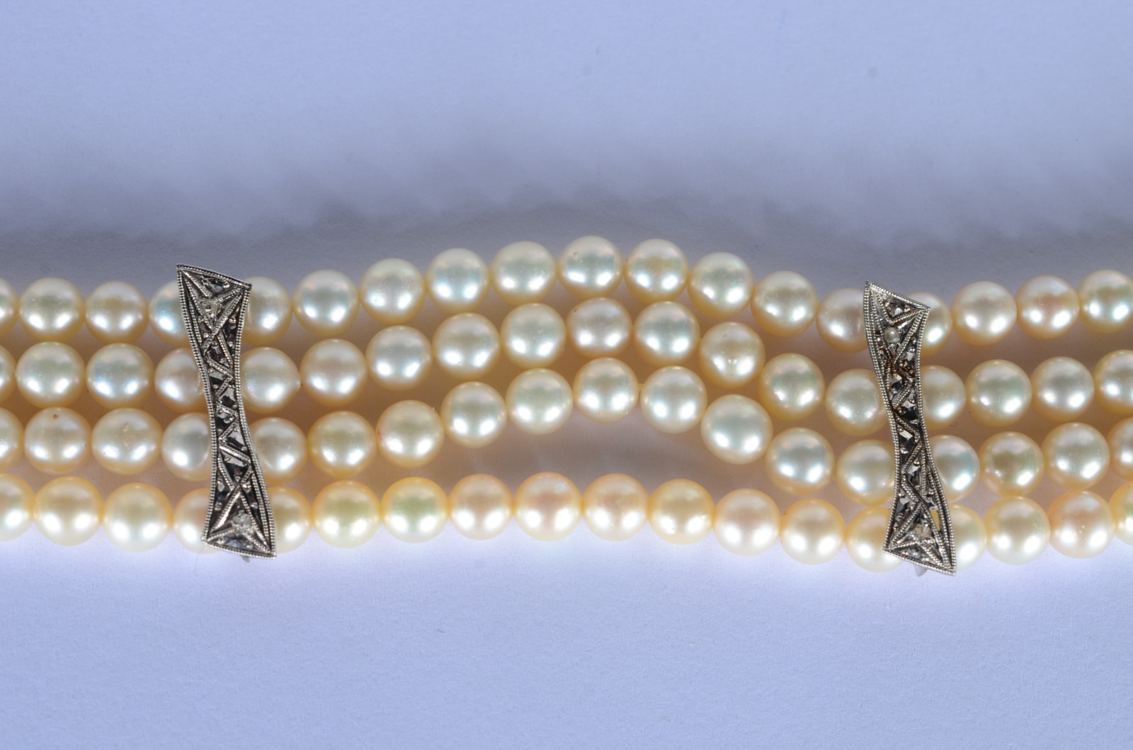 Pulseira de perolas com quatro "travessões" de ouro branco. (Por... - foto 4 de 10