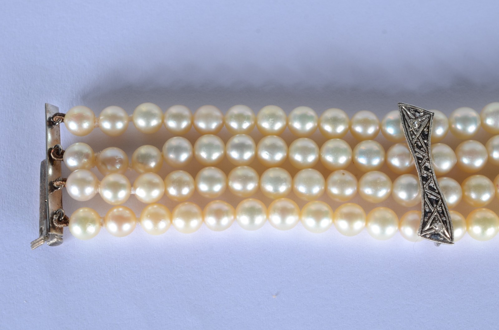 Pulseira de perolas com quatro "travessões" de ouro branco. (Por... - foto 5 de 10