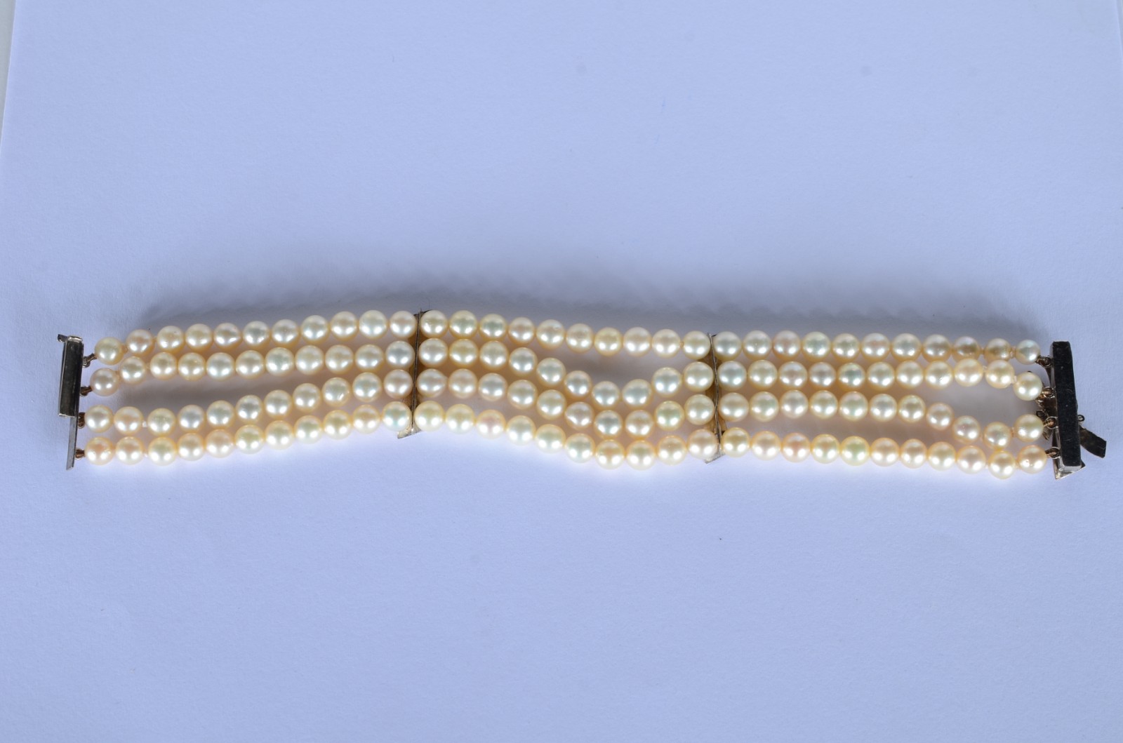 Pulseira de perolas com quatro "travessões" de ouro branco. (Por... - foto 6 de 10