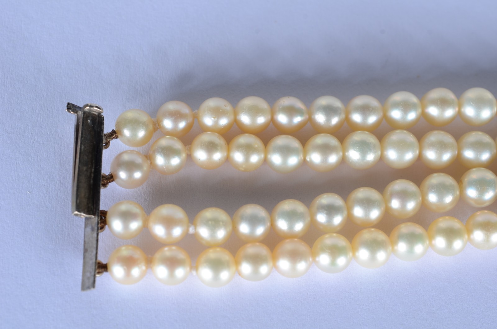 Pulseira de perolas com quatro "travessões" de ouro branco. (Por... - foto 7 de 10