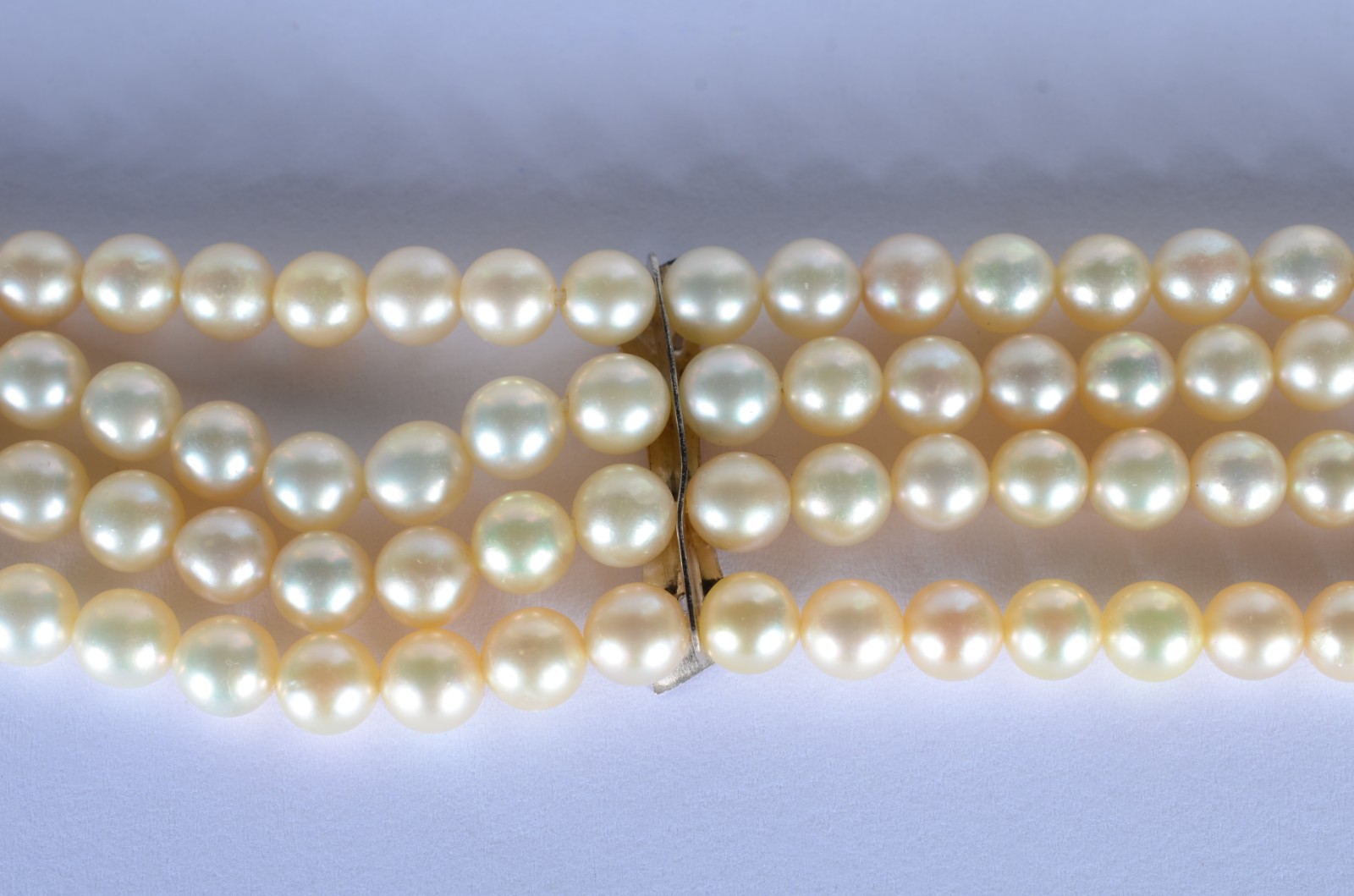 Pulseira de perolas com quatro "travessões" de ouro branco. (Por... - foto 8 de 10