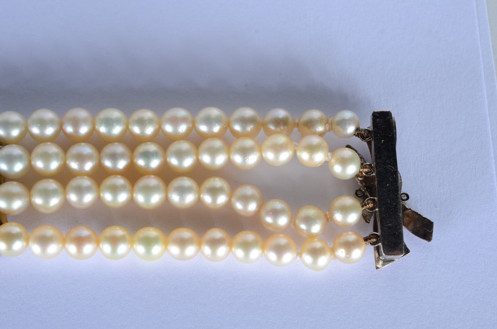 Pulseira de perolas com quatro "travessões" de ouro branco. (Por... - foto 9 de 10