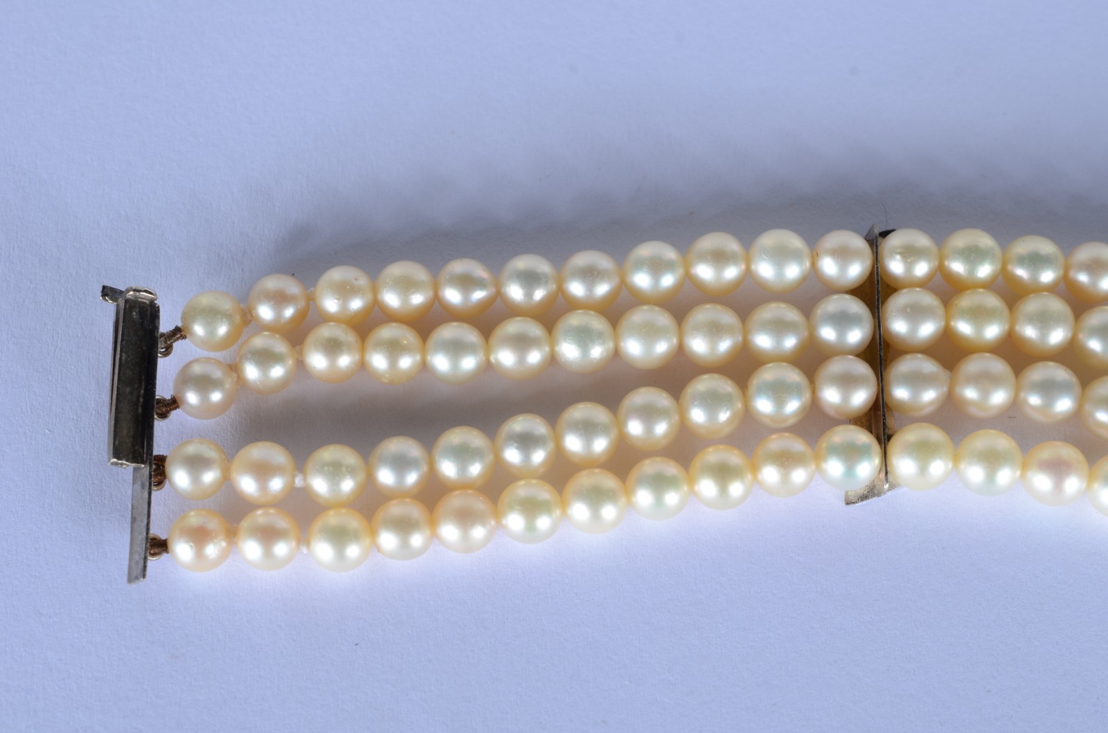 Pulseira de perolas com quatro "travessões" de ouro branco. (Por... - foto 10 de 10
