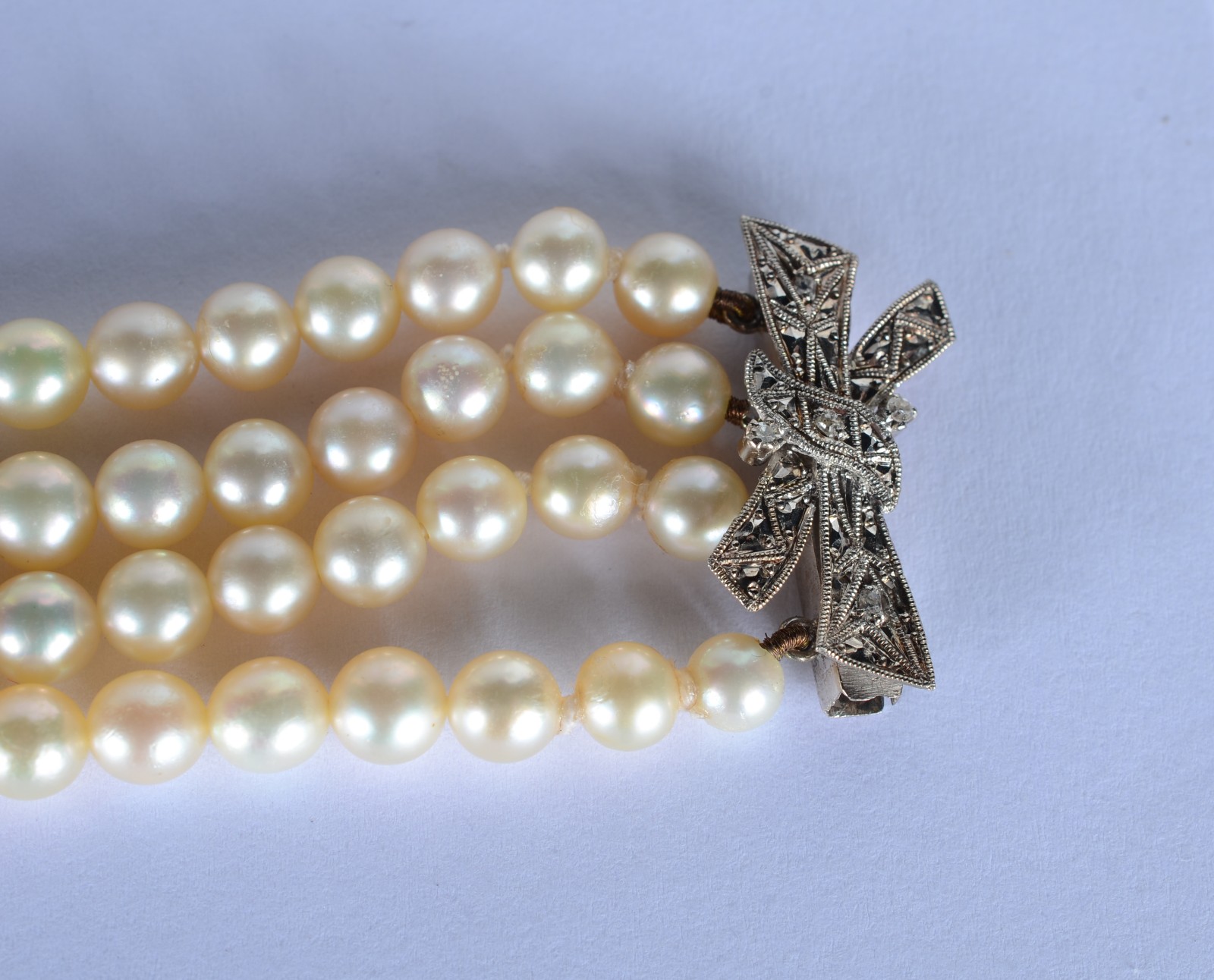 Pulseira de perolas com quatro "travessões" de ouro branco. (Por... - foto 1 de 10