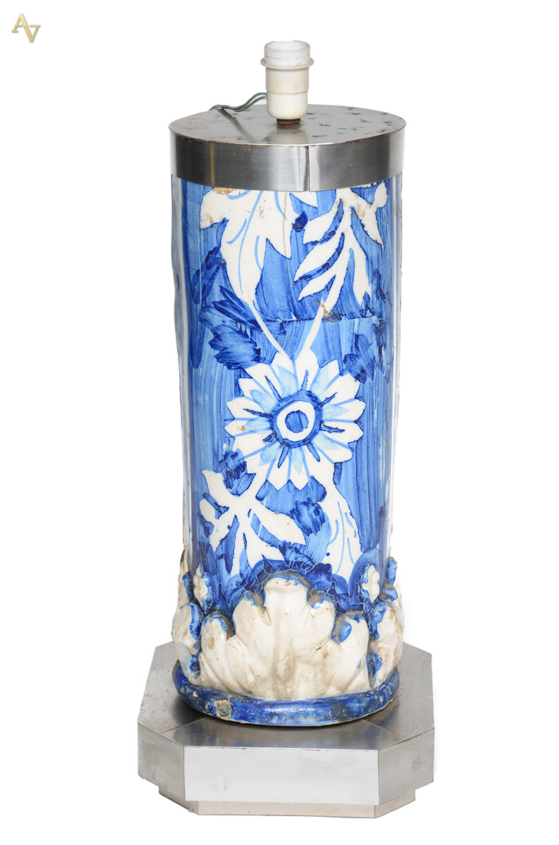 Abajour de antiga louça portuguesa com flores em azul e branco e... - foto 2 de 2