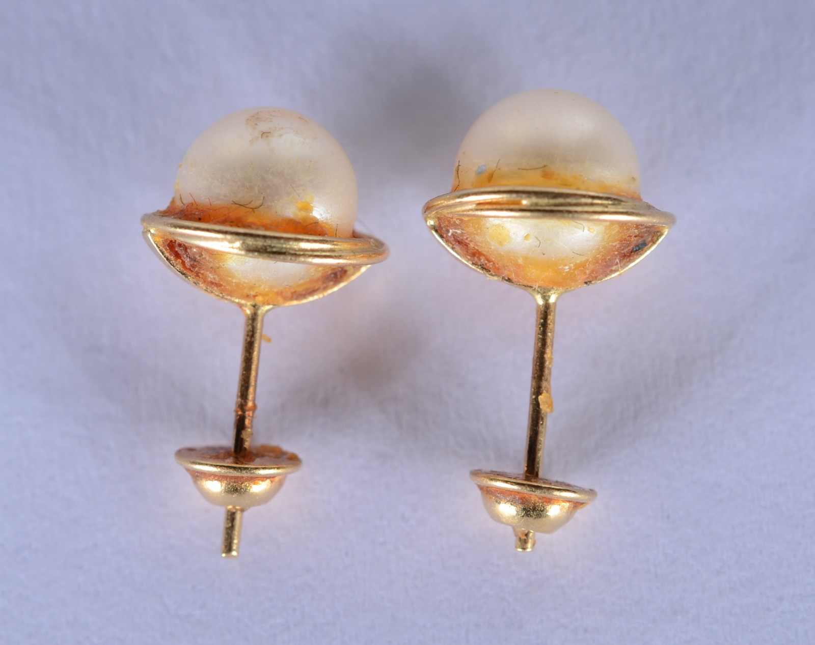 Par de brincos de ouro 18 k., contraste 750 mls com duas perolas... - foto 2 de 3