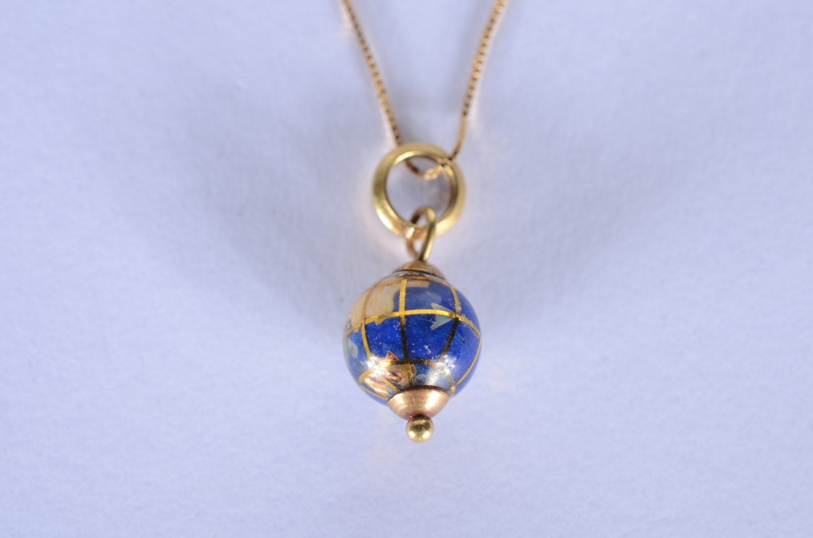 Colar de ouro 18 k., contraste 750 mls com pendente feitio globo... - foto 1 de 5