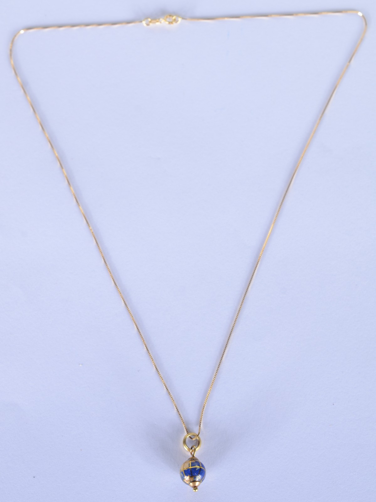 Colar de ouro 18 k., contraste 750 mls com pendente feitio globo... - foto 2 de 5