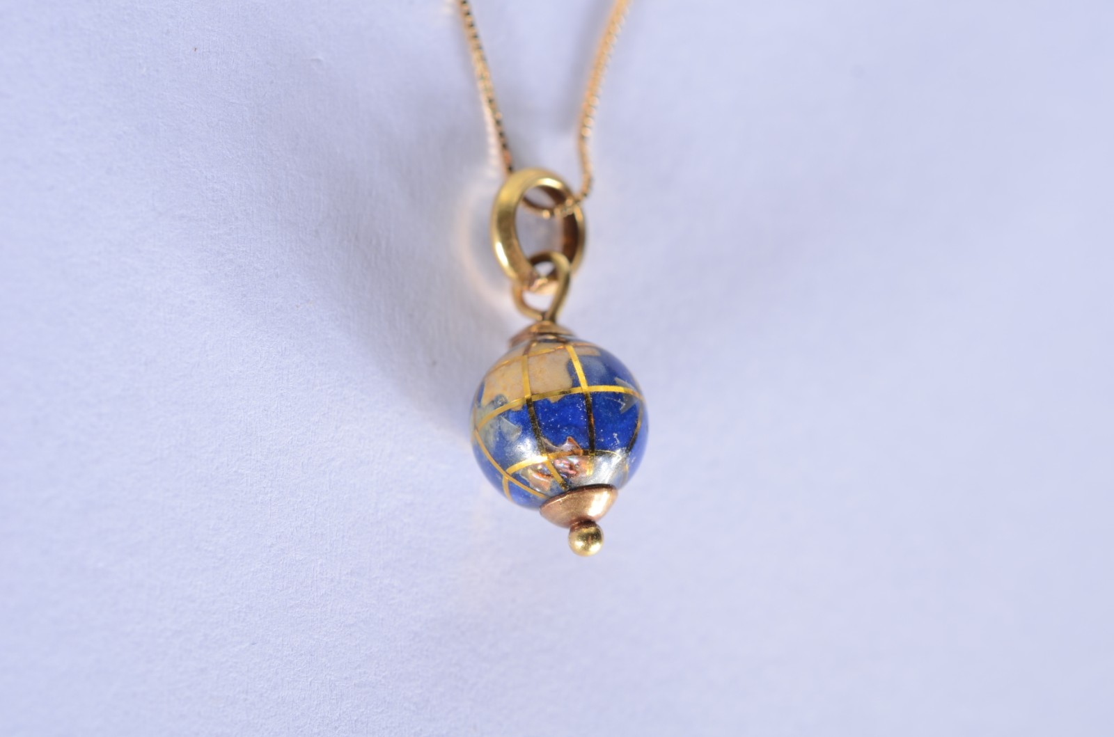 Colar de ouro 18 k., contraste 750 mls com pendente feitio globo... - foto 3 de 5