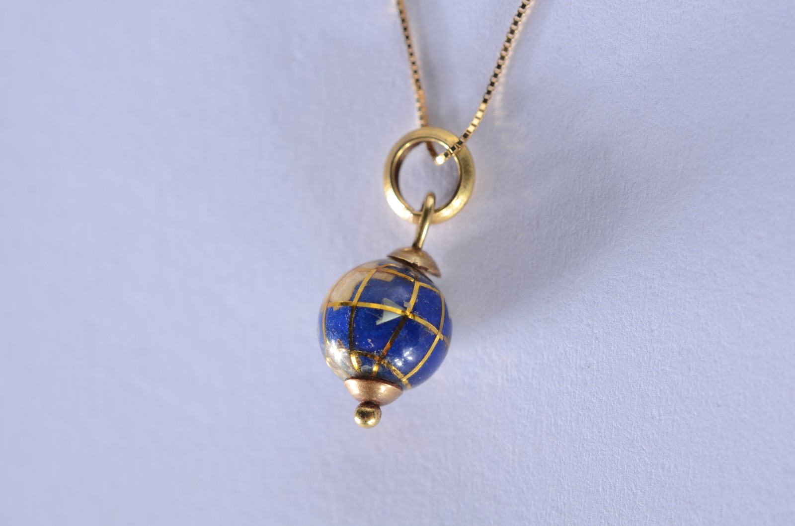 Colar de ouro 18 k., contraste 750 mls com pendente feitio globo... - foto 4 de 5